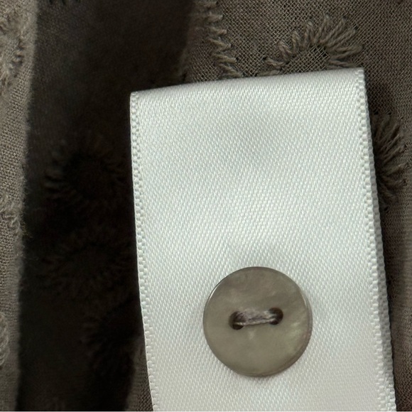 Evereve Palmer Embroidered Blouse Top Button Front Neutral Mocha Size Medium - Picture 11 of 11